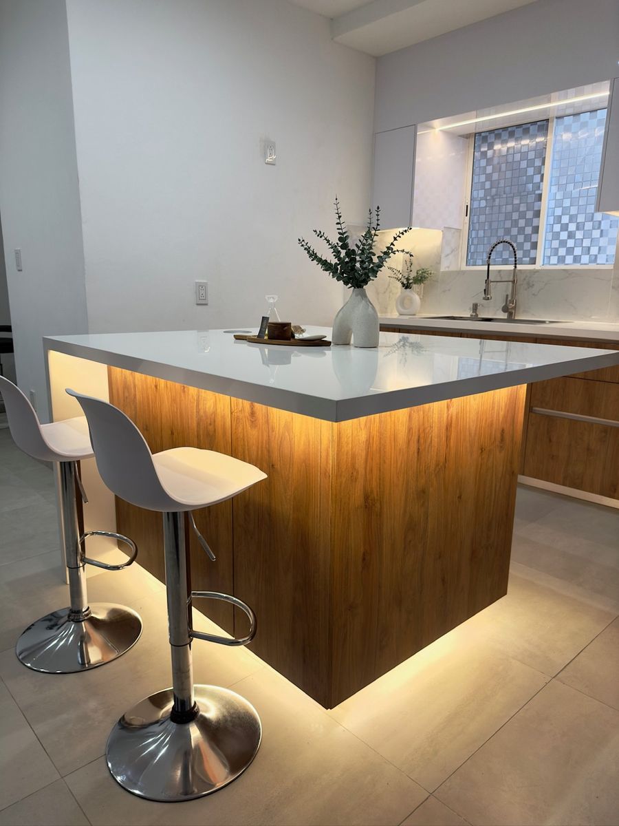 Isla de cocina con acabados en madera y cuarzo