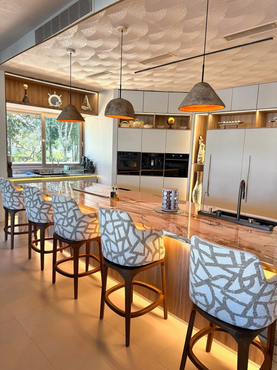 Cocina integral de lujo con isla de mármol